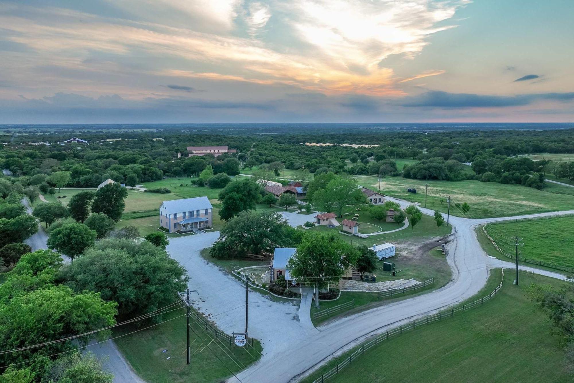 Container Home With Rooftop Views And Pickleball-Pecan Grove Bellmead Εξωτερικό φωτογραφία