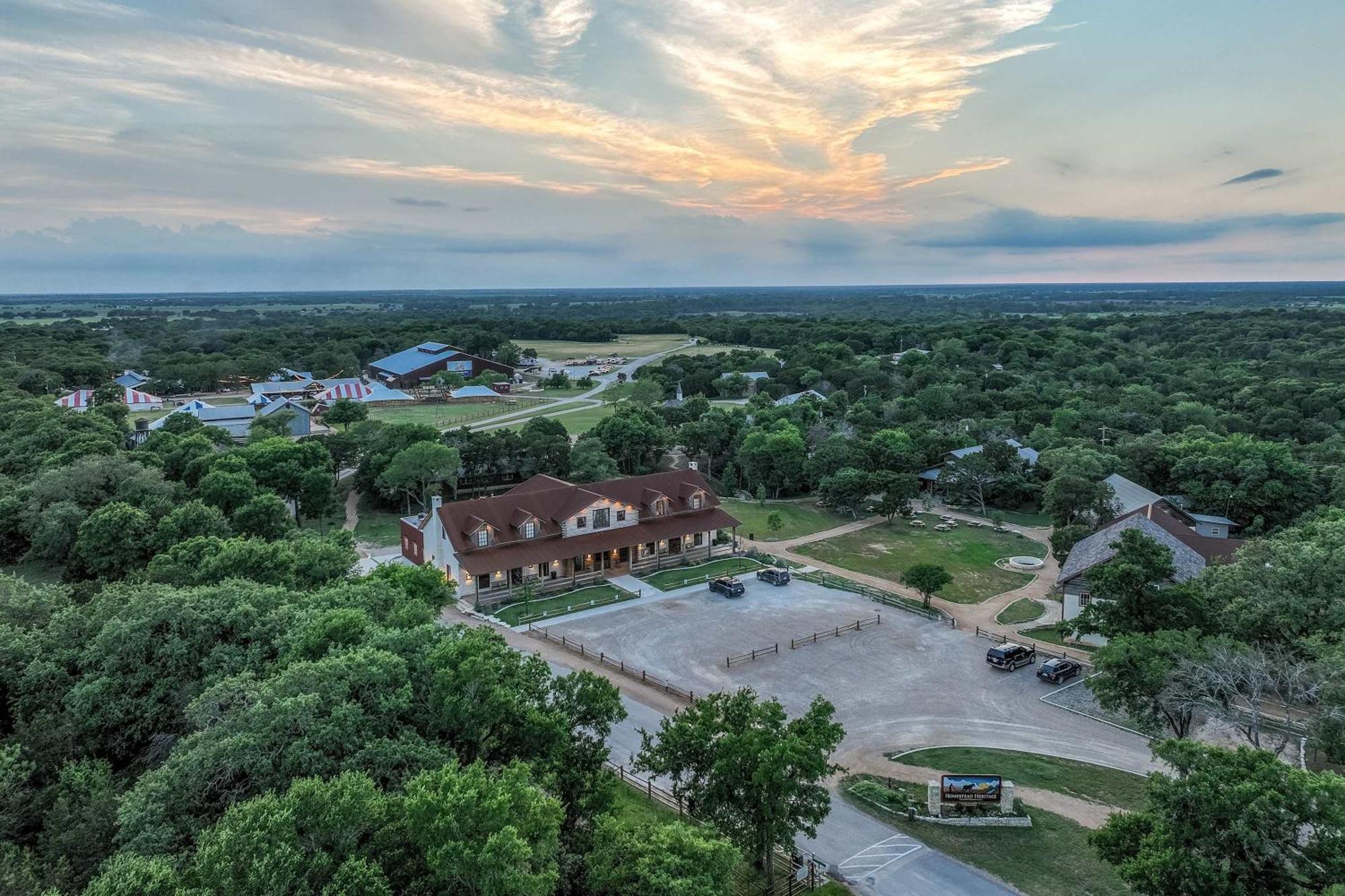 Container Home With Rooftop Views And Pickleball-Pecan Grove Bellmead Εξωτερικό φωτογραφία
